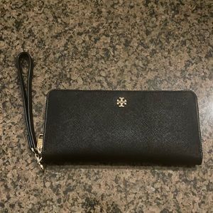 Like new Tory Burch Robinson wallet